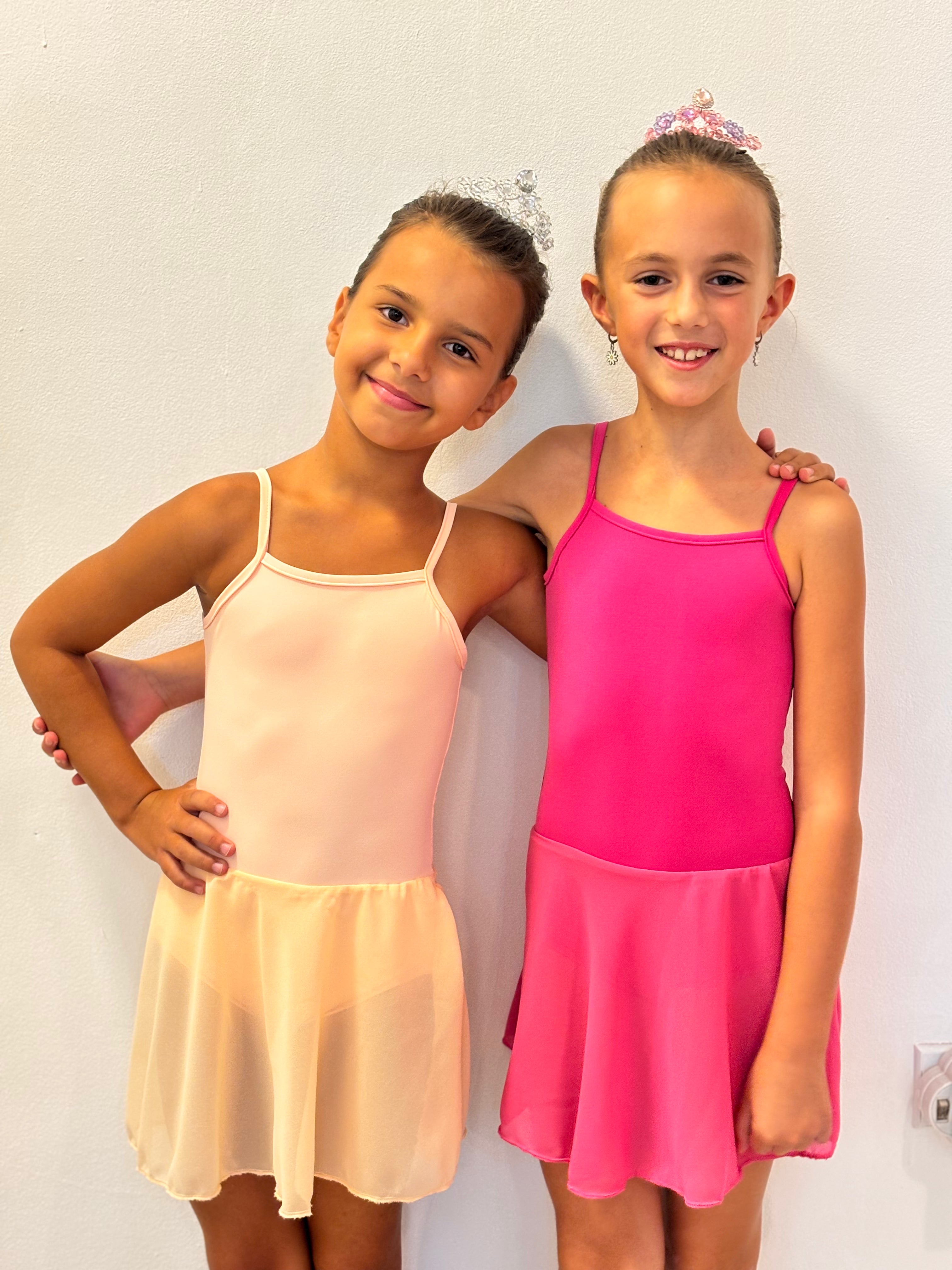 Трико со прерамки и сукњичка