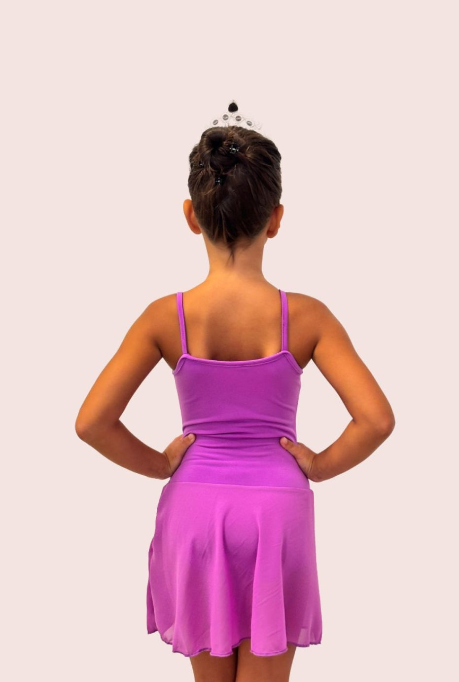 Трико со прерамки и сукњичка